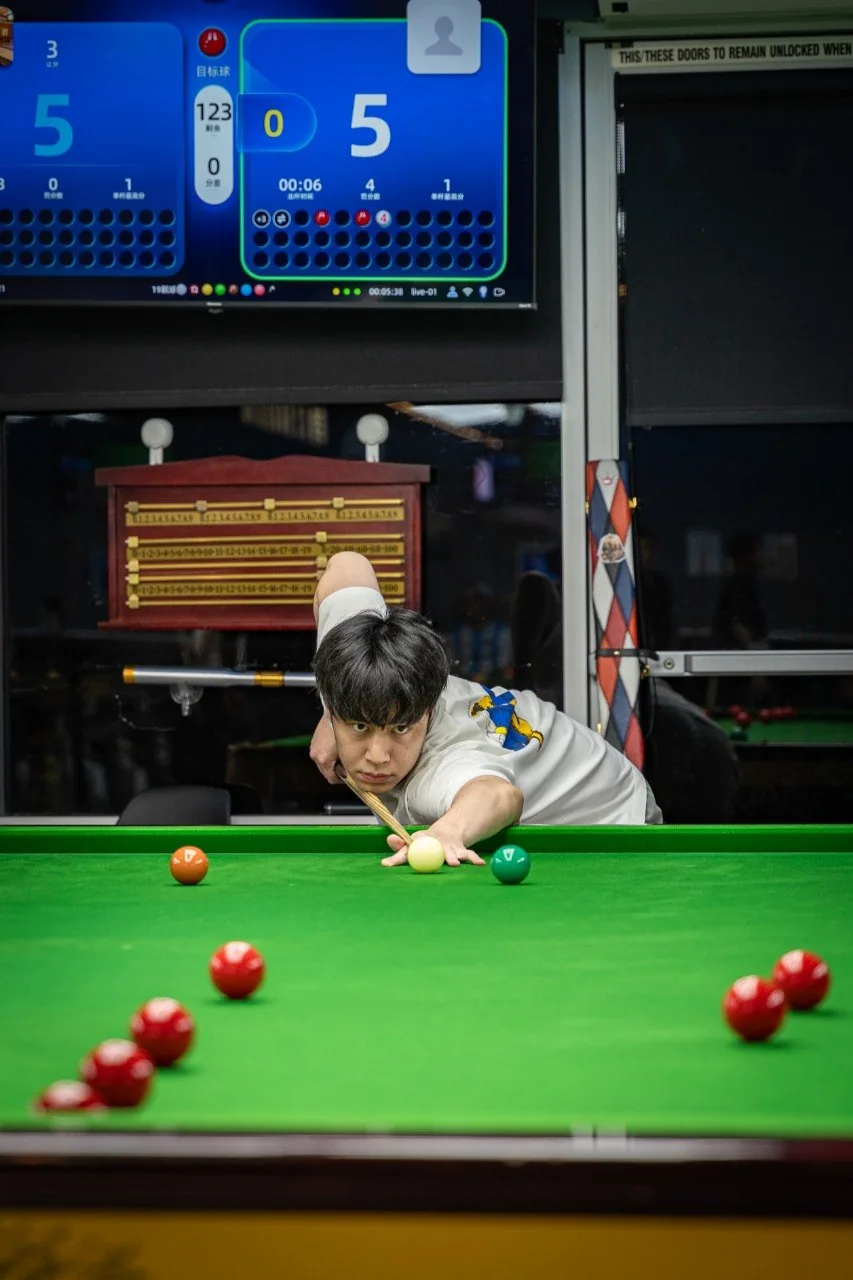 Player taking a snooker shot under iCUE AI scoring system